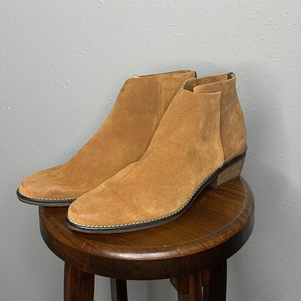 NEW WITH TAG Tan boots from Very Volatile